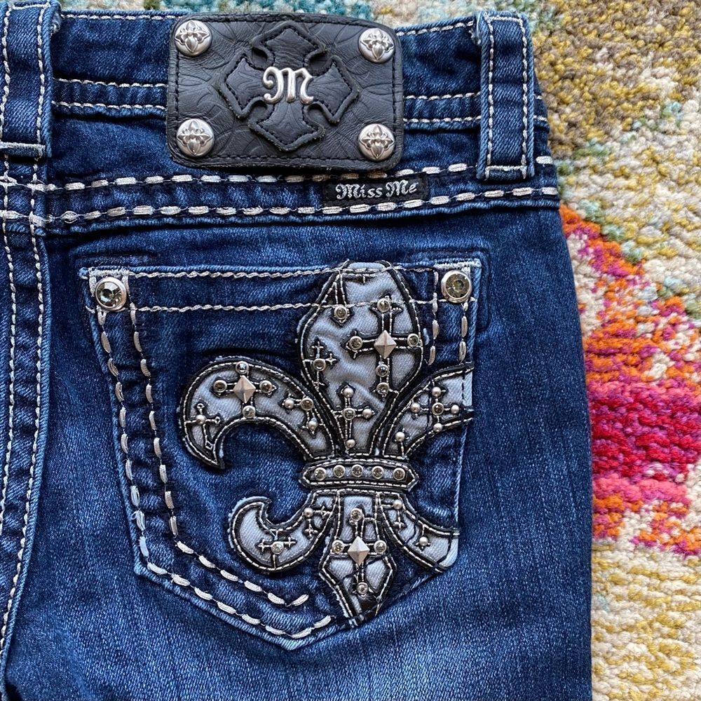 Miss Me Signature Rhinestone Fleur-de-lis Embroidery Skinny Jeans - Picture 6 of 11